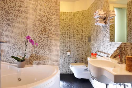 ローマにあるB＆B ベスト パンテオンの浴槽、洗面台、トイレを備えたバスルーム