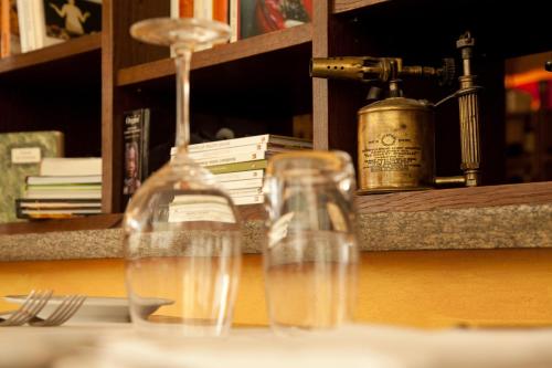 dos copas de vino sentadas sobre una mesa en Ristorante Groven en Lostallo