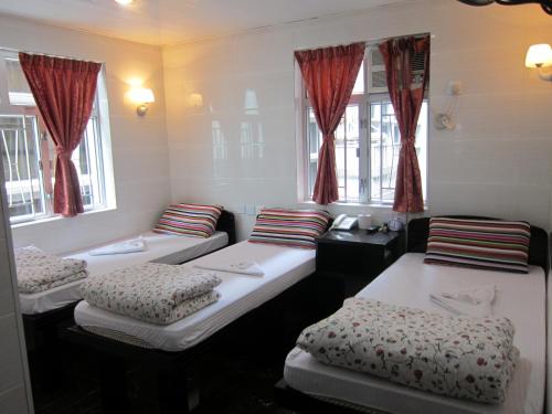 Cama ou camas em um quarto em Traveller's Hostel
