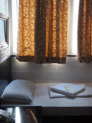 Cama ou camas em um quarto em Traveller's Hostel