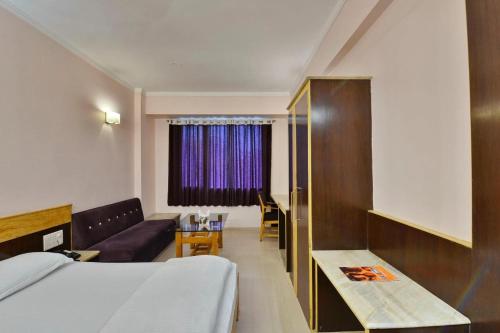 Ένα ή περισσότερα κρεβάτια σε δωμάτιο στο Jain's Hotel Rajhans