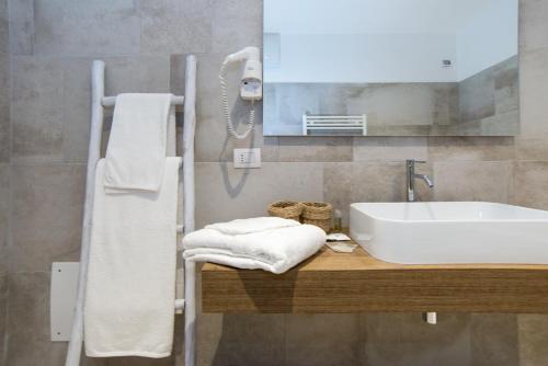 a bathroom with a sink and a mirror at Masseria Fontana di Vite in Matera