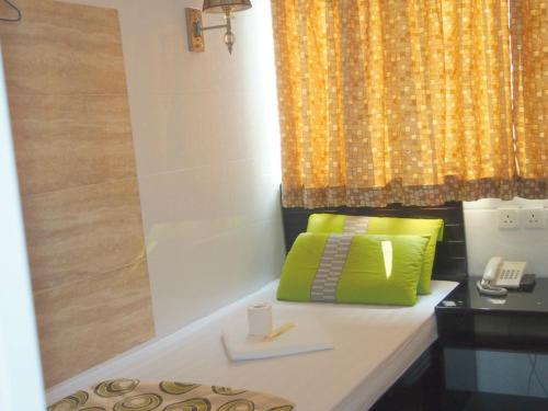 Cama ou camas em um quarto em Traveller's Hostel