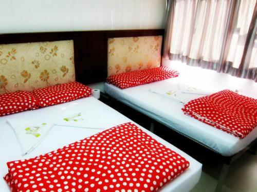 Cama ou camas em um quarto em Traveller's Hostel