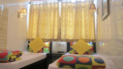 Cama ou camas em um quarto em Traveller's Hostel