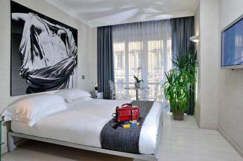 sypialnia z łóżkiem z czerwoną walizką w obiekcie B&B Best Pantheon w Rzymie