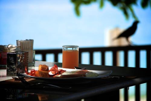 een bord eten op een tafel met een drankje bij The Hive Hotel in Lamai
