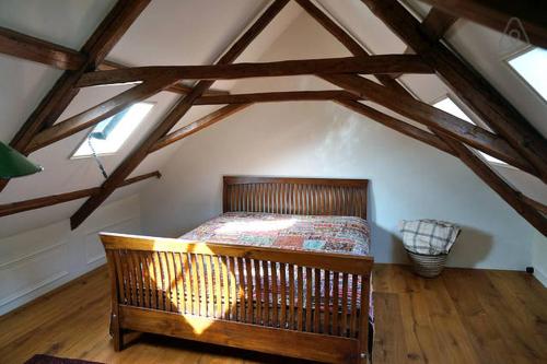 een slaapkamer met een bed op zolder bij The Old Labor House 1525 in Wolsum
