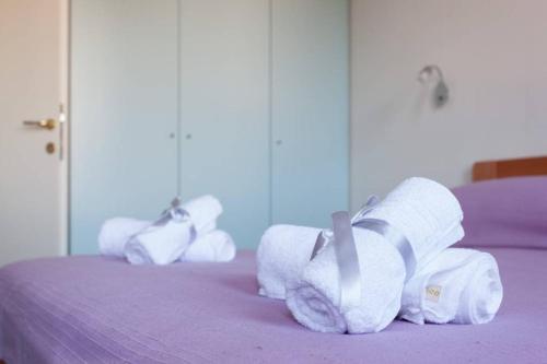 un montón de toallas encima de una cama en Apartment Maria - free garage, en Dubrovnik