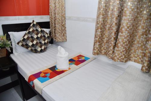 Cama ou camas em um quarto em Traveller's Hostel