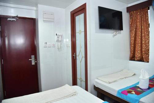 Cama ou camas em um quarto em Traveller's Hostel