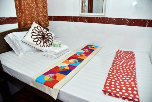 香港的住宿－旅客賓館，床上有枕头和餐巾