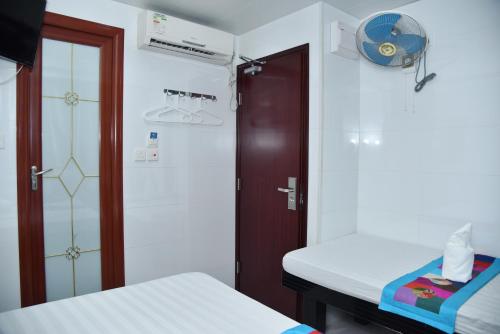 Cama ou camas em um quarto em Traveller's Hostel
