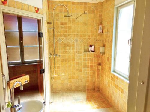 une salle de bain avec douche et lavabo dans l'établissement Fiskargränd 5, à Visby