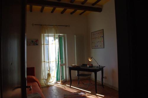 uma sala de estar com uma secretária e uma janela em Charming apartment em Siena