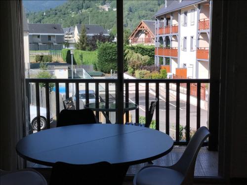 une table et des chaises sur un balcon avec vue dans l'établissement Appartement 6 personnes, à Saint-Lary-Soulan