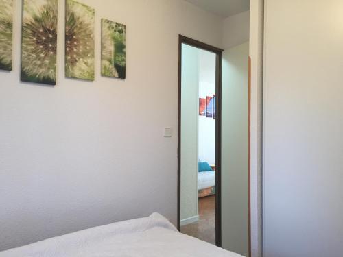 une chambre avec quatre photos sur le mur dans l'établissement Appartement 6 personnes, à Saint-Lary-Soulan