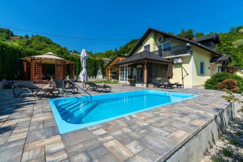 Kolam renang di atau dekat dengan Villa Spa Magic