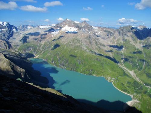 an aerial view of a lake in the mountains at Appartement Spath in Kaprun