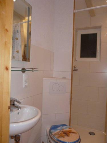 a small bathroom with a sink and a toilet at Kleines Stadthaus Grünberg in Grünberg