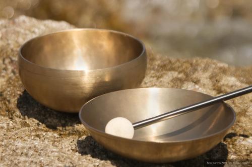 een metalen kom met een lepel op een tafel bij Kleines Stadthaus Grünberg in Grünberg