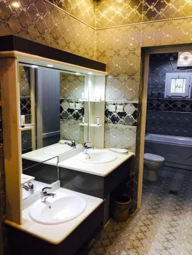 Un baño de Dana North