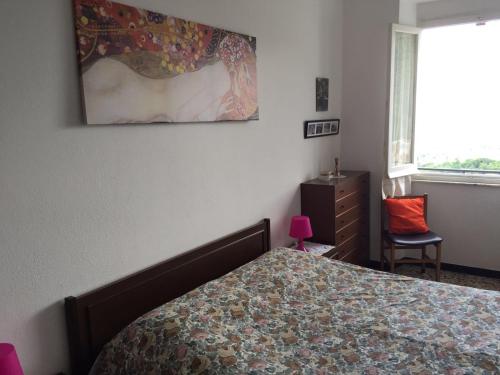 sypialnia z łóżkiem i obrazem na ścianie w obiekcie A cà du Baciccia w mieście Oneto