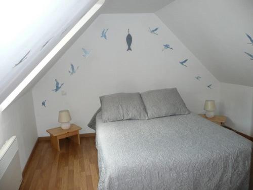 1 dormitorio con 1 cama con pájaros en la pared en Escale Baie de Somme, en Saint-Valery-sur-Somme