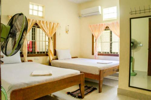 Cama ou camas em um quarto em Visal Sak Guesthouse