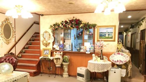 una tienda con una escalera en una habitación en Pension Puppy Tail en Hakodate