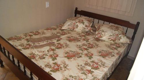 1 cama con edredón de flores y 2 almohadas en Modern Apartment Avlabari, en Tiflis