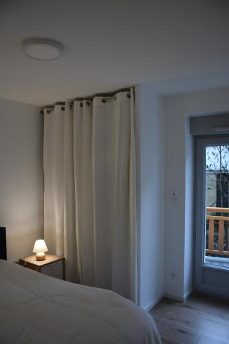 ブリッド・レ・バンにあるA vous les Trois Valléesのベッドルーム(ベッド1台、窓付)