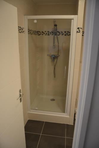 ブリッド・レ・バンにあるA vous les Trois Valléesのバスルーム(ガラスドア付きのシャワー付)