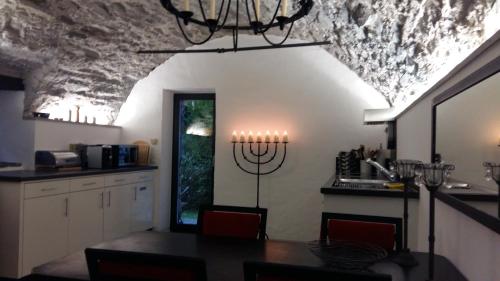 eine Küche mit einem Esstisch und einem horah an der Wand in der Unterkunft Fienile in Avegno