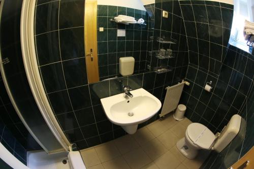 A bathroom at Hotel Bara Budapest
