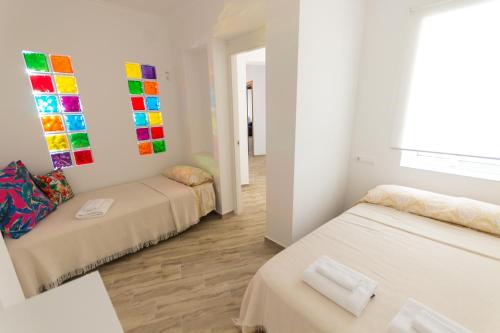 Säng eller sängar i ett rum på Apartamentos Benidorm Chorrol