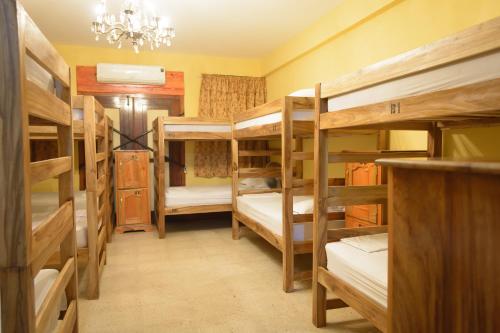 萊昂的住宿－Hostal Fachente，一间设有一张双层床的房间