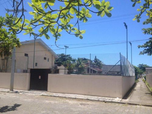 a building with a gate and a fence at Pousada Parque Suites - Estacionamento e Piscina in Guarujá