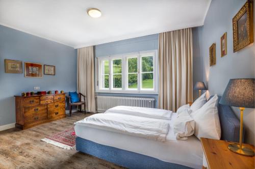 Un dormitorio con una cama grande y una ventana en Villa Wilhelmine en Oberperfuss
