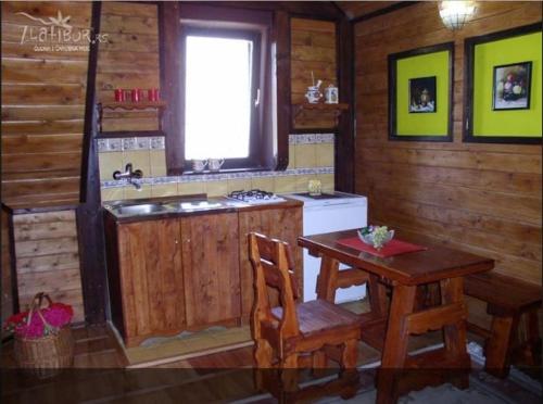 Guest House Alpska Vila tesisinde mutfak veya mini mutfak