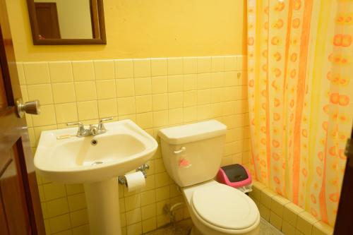 uma casa de banho com um WC e um lavatório em Hostal Fachente em León