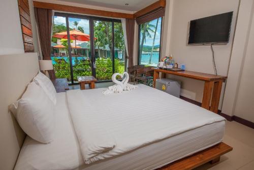 Кровать или кровати в номере Samui Mermaid Beachfront