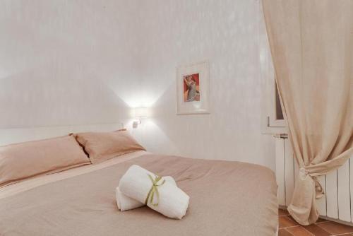 フィレンツェにあるSublime Home Downtown Florenceの白いベッドルーム(弓付きのベッド付)