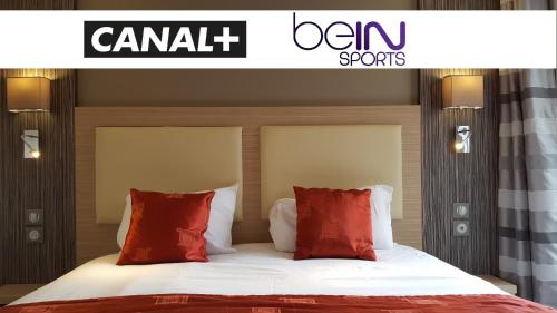 Un pat sau paturi într-o cameră la Comfort Hotel Orléans Olivet Provinces
