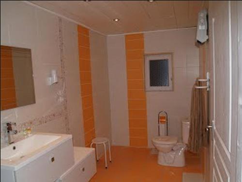 a bathroom with a sink and a toilet at Maison Sarrau in Varès