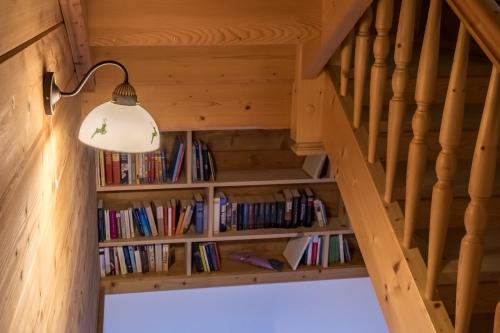 a staircase with bookshelves in a wooden house at Ausseer Chalet (nahe Hallstatt), Ferienhaus in Bad Aussee