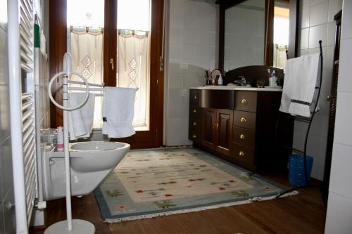 un bagno con vasca, lavandino e WC di Vest House 45 ad Alghero