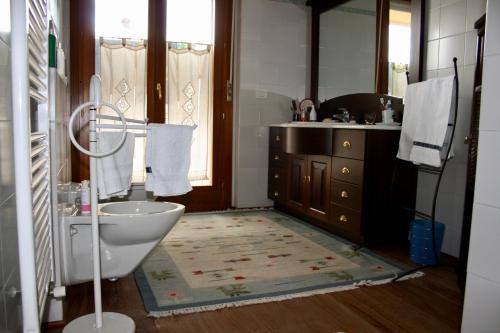 アルゲーロにあるVest House 45のバスルーム(バスタブ、洗面台、トイレ付)
