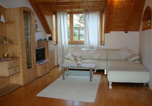 - un salon avec un canapé et une table dans l'établissement Sonnenresidence Alpenhof, à Termeno