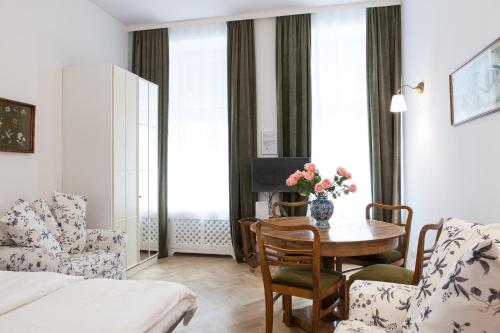 ウィーンにあるVienna-flats | contactless check-inのテーブルと椅子付きのホテルルーム、ベッドルーム1室が備わります。